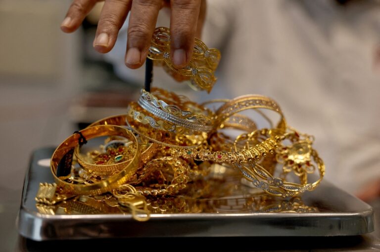 Snatch thieves fail to grab woman’s handbag, but rip RM2,000 gold bracelet from her wrist outside Cheras home