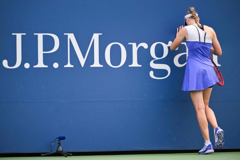 Rybakina cruises into US Open second round despite heel concerns