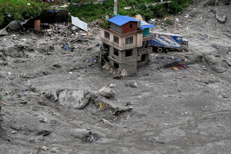 ‘Himalayan tsunami’ leaves Nepal facing vast aid challenge, UN says