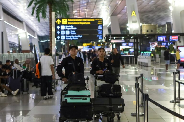 Indonesia extends airport closures as Anak Krakatau eruption strands 270,000 passengers