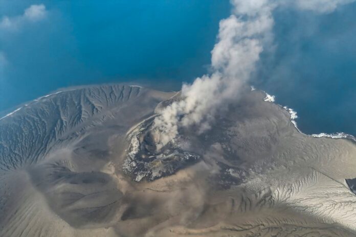 Indonesia airports reopen after Anak Krakatau ash, but Ili Lewotolok plume extends travel disruption
