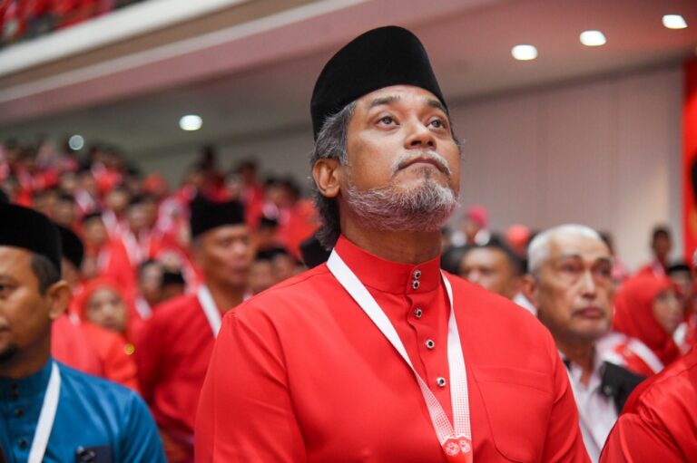 Sounds like a ‘PM in waiting’, Khairy says of Zahid’s speech at Umno assembly
