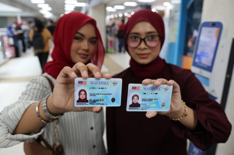 First recipients praise new MyKad’s tougher security and sturdier design