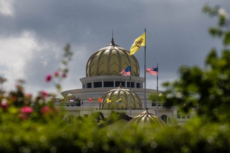 Officials depart as FT Pardons Board meeting concludes at Istana Negara