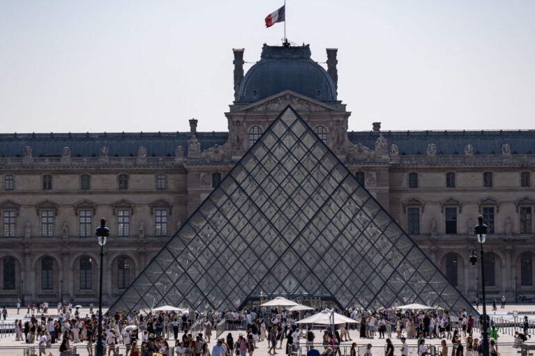 Two Germans add their own art to Louvre’s Mona Lisa hall, get arrested