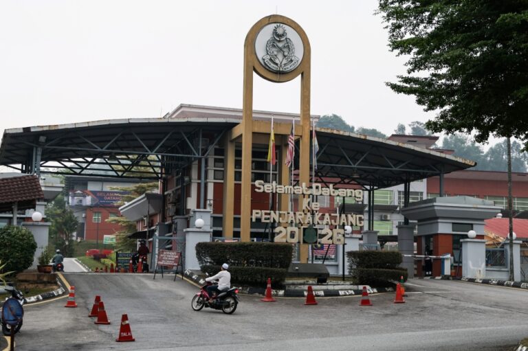 Prisons Dept says still waiting for official notice before Najib’s house arrest can start