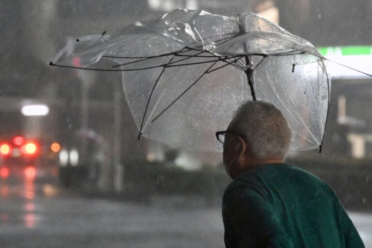 Typhoon Dujuan: Death toll climbs to six in Japan