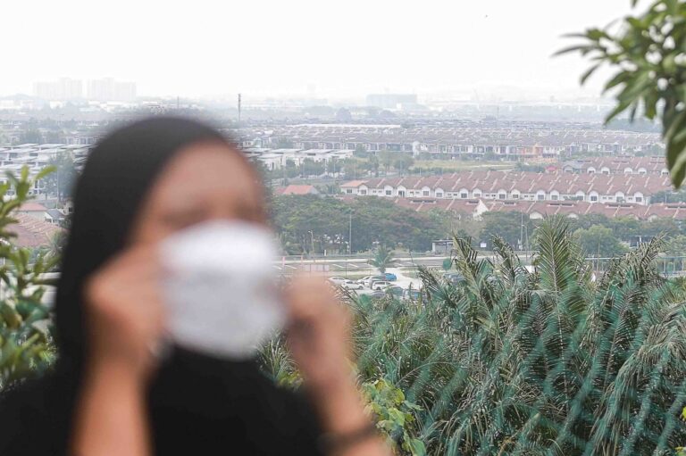 Haze worsens: Two Sarawak areas hit ‘very unhealthy’ API levels, Kanowit at 244, Lubok Antu at 205