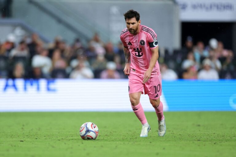 ‘Hard not to cry’: Messi deserves to go out on own terms, says Argentina coach