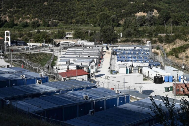 Migrants ‘contemplating suicide’ amid hunger, poor hygiene at Greek camp
