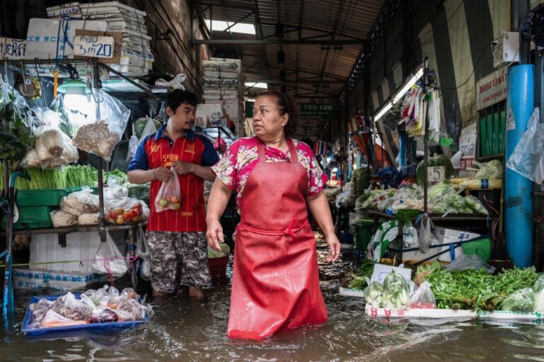 Malaysian Embassy distributes dry food to staff and citizens hit by Bangkok floods