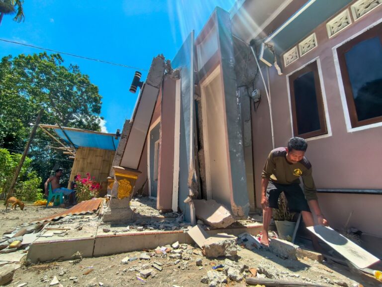 ‘Struggling to eat’: Survivors suffer after Indonesia quake