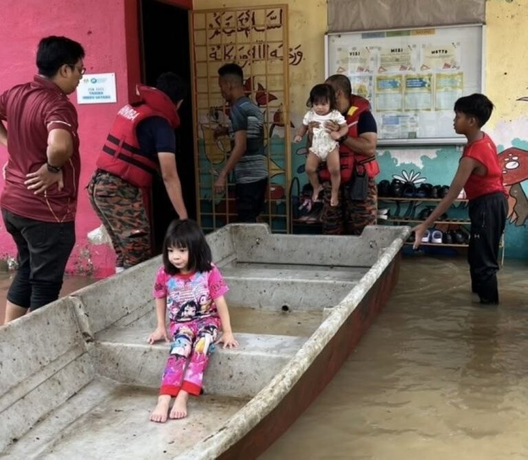 In Johor Bahru, firemen rescue 44 pupils and teachers in kindergarten trapped by flash flood