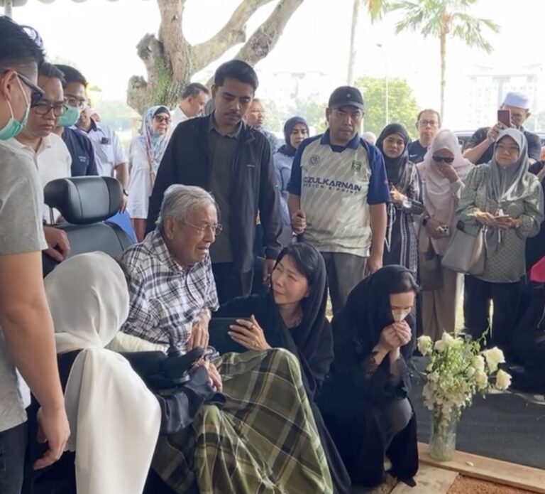 Dr Mahathir sheds tears during visit to Dr Hasmah’s grave three days after her death (VIDEO)