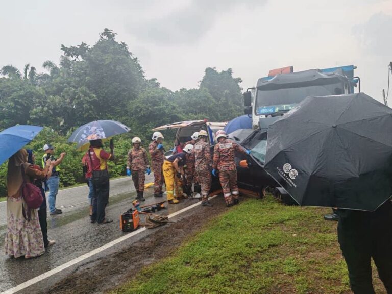 Husband and wife killed, two daughters seriously injured in Kluang crash