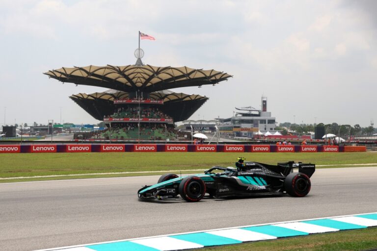 Anwar visits Sepang for F1 GP qualifying round, attends welcome dinner hosted by Bahrain crown prince