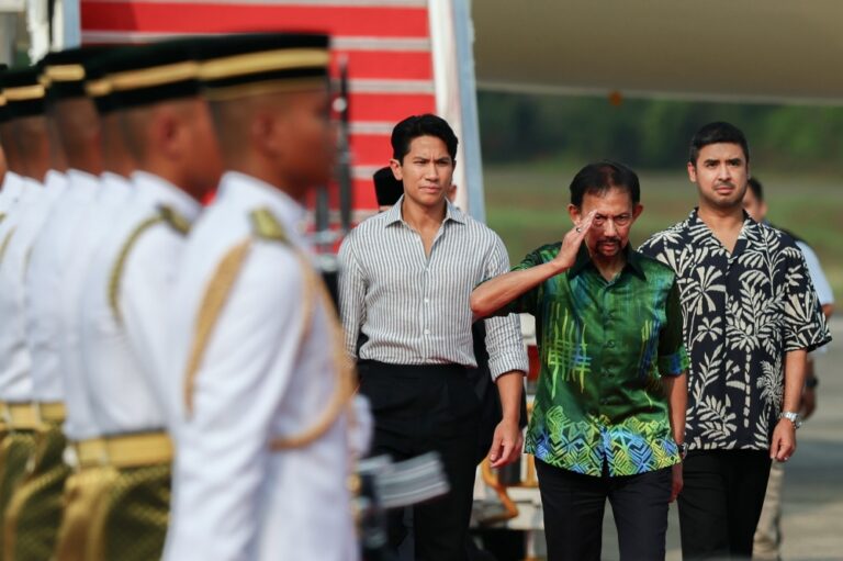 Brunei Sultan departs after witnessing F1 Gulf Air Bahrain GP return to Sepang