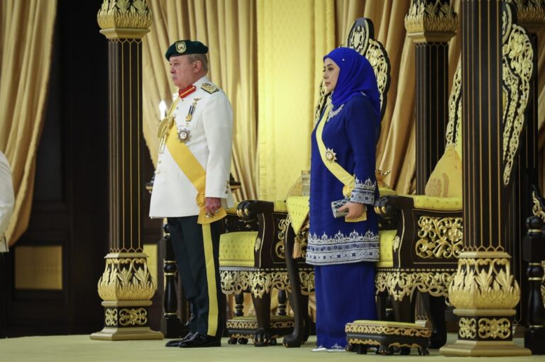 Sultan Ibrahim confers top military honour on Defence Force, Army chiefs