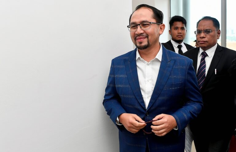 Witness tells court he handed RM350,000 in cash to Hamzah Zainudin’s former aide over PDRM tender