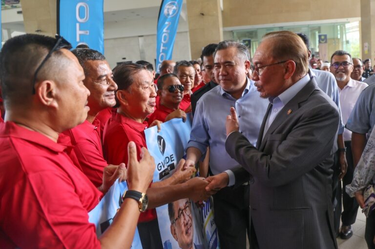 Why should a good man go when the corrupt stay? Anwar says Malaysia needs ministers like Anthony Loke