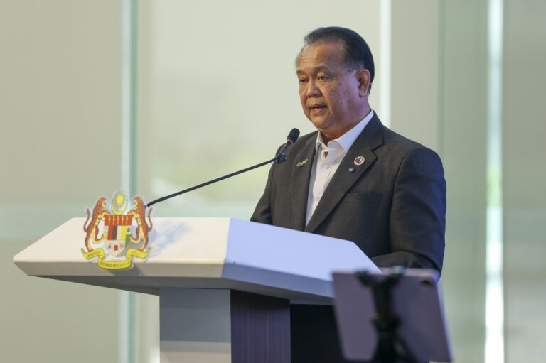 Five govt buildings get solar installations ahead of schedule, says works minister